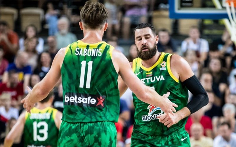sabonis valanciunas.jpg