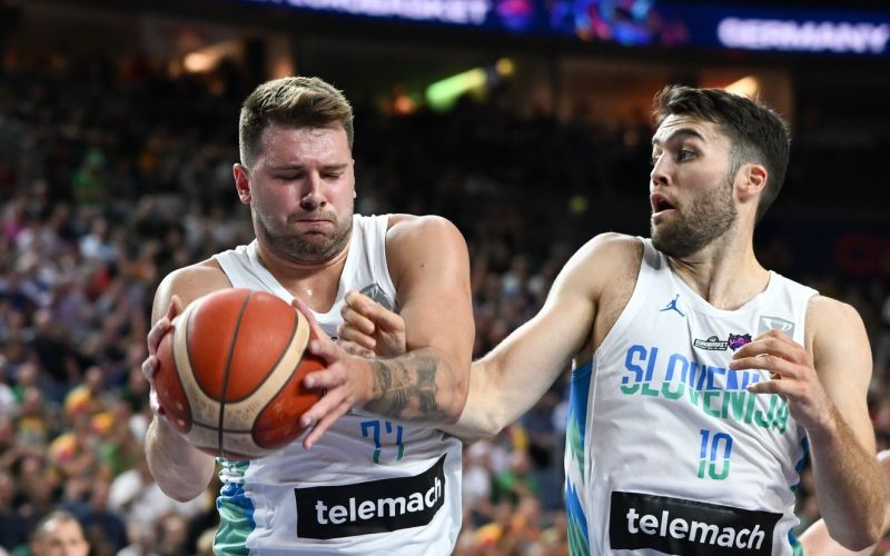 luka dončič, mike tobey.jpg