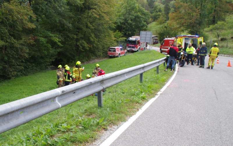 Foto2PrometnipolicistiinreševalcinakrajuprometnenesrečeUšnik.JPG