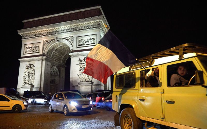 francija navijači pariz pm.jpg