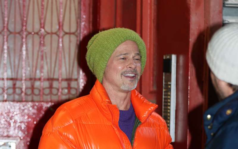 Brad Pitt se je odel v zelo živahne tone ...