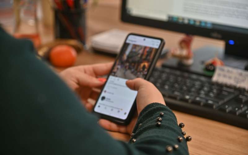 družbena-omrežja, socialna-omrežja, instagram, facebook, telefon, mobitel, influencerji