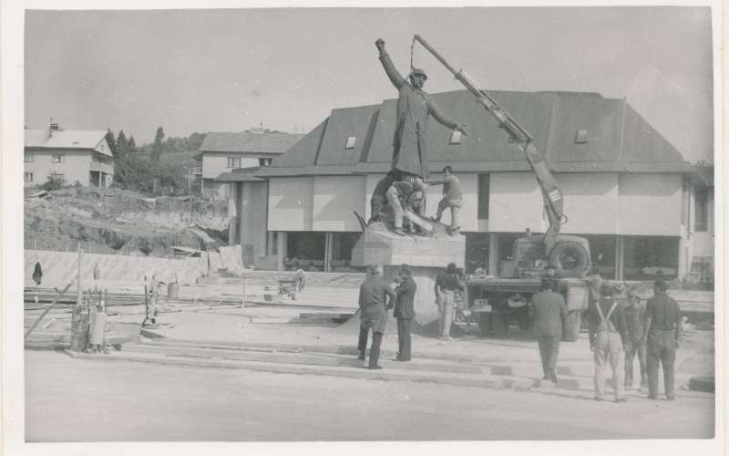 postavljanje_spomenika_matije_guba_leta_1977.jpg