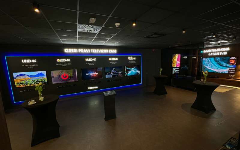 Del studia je tudi predstavitveni prostor Hisense TV Experience Room (foto Blaž Garbajs).jpg