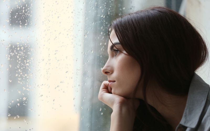 Ženska, žalostna, okno