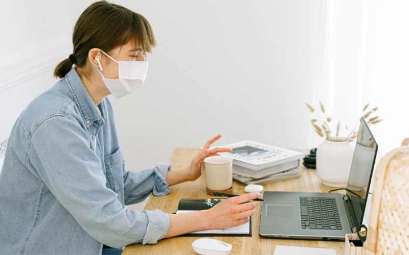 korona-maska-prostor-virus