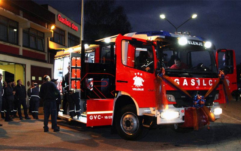 gasilci, gasilski avto, vozilo, intervencija, požar, dom, varnost