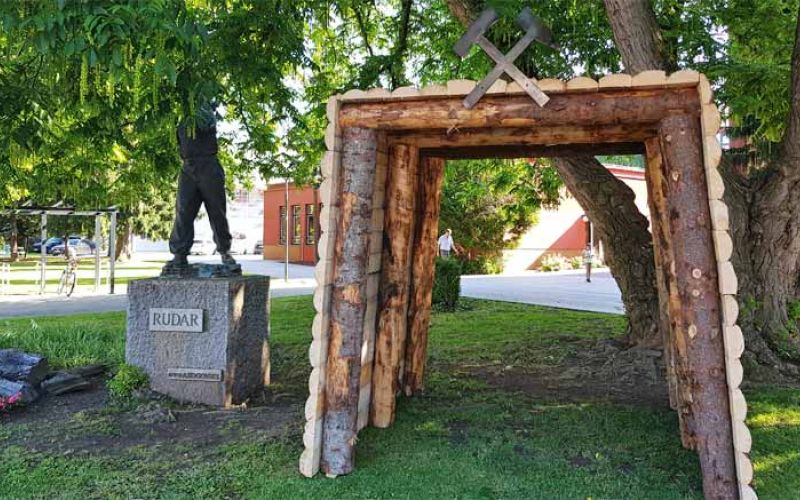 skok-cez-kozo-titov-trd