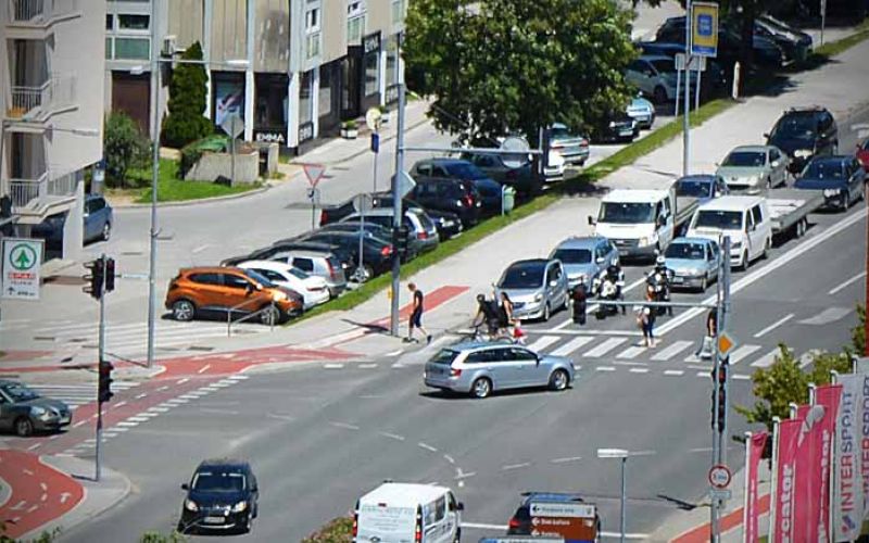 promet-prehod-krizisce-avtomobili