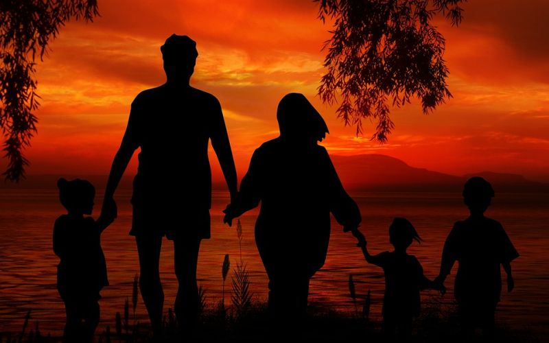 druzina-otrok-starsi-zahod-soncni