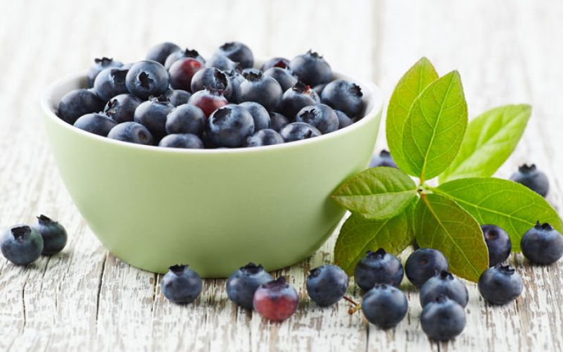 borovnice-blueberry-with-leaves-on-a-wooden-white-board-2022-01-18-23-42-34-utc