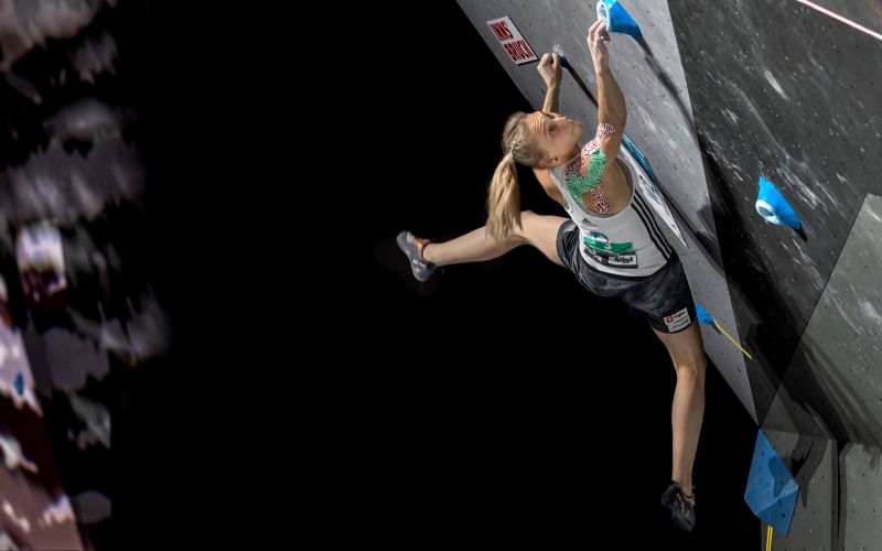 Janja Garnbret – prva ženska v zgodovini, ki se lahko pohvali z naslovom svetovne prvakinje tako...