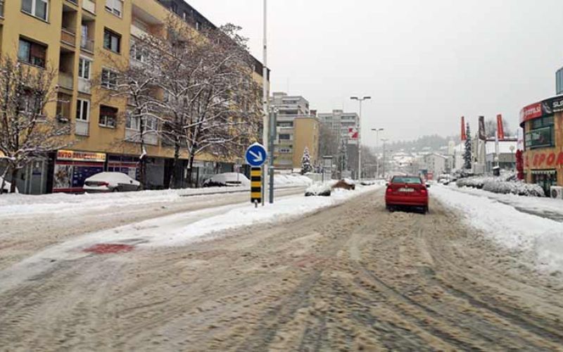 sneg-zima-pluzenje-cesta