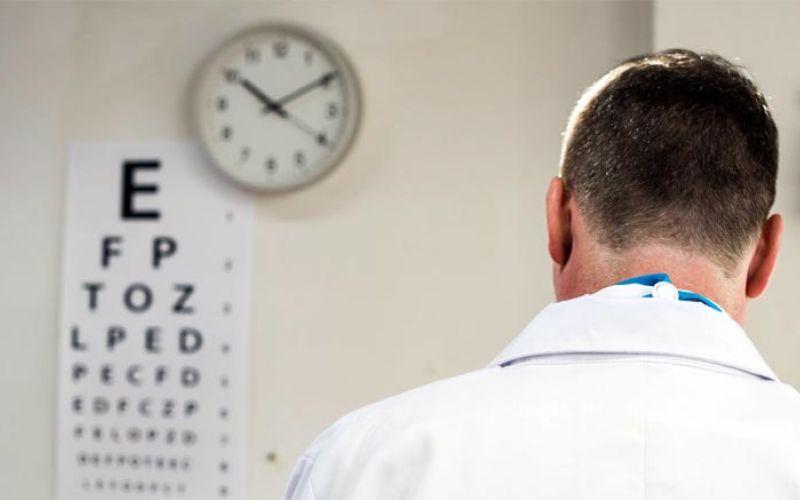 zdravnik-bolnica-pacient-oci