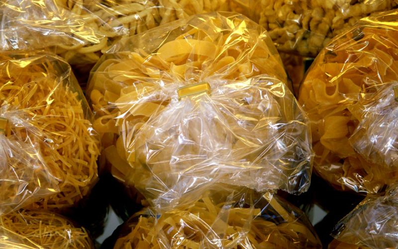 hrana, karitas, rdeci kriz, makaroni, testenine, dobrodelnost