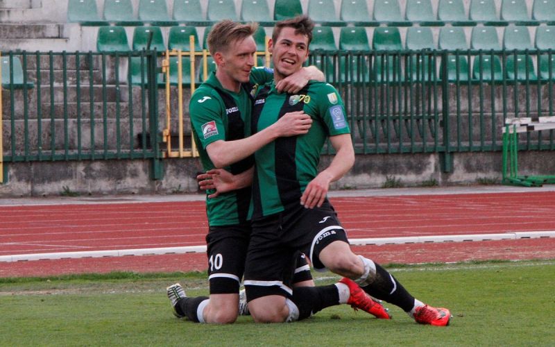 Dominik Radić (z desne) se veseli