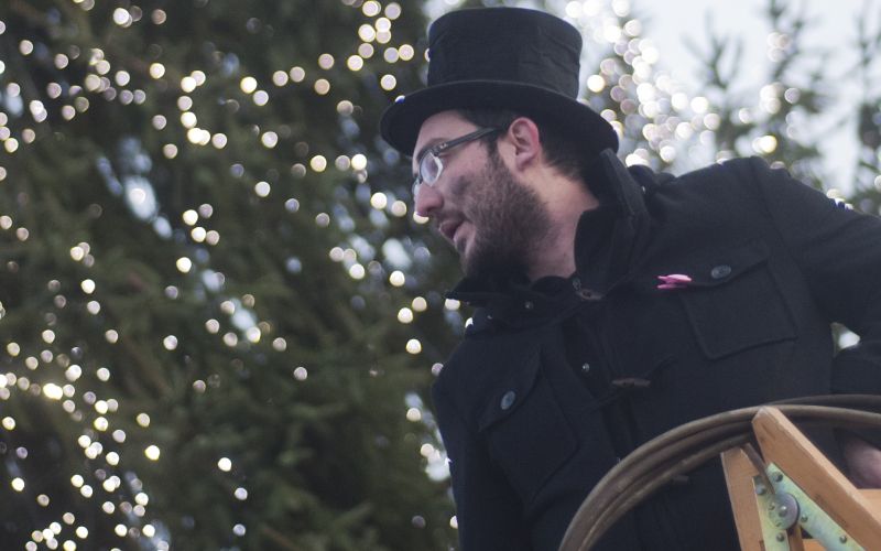 Dimnikar deli gumbe za srečo_foto Ksenija Mikor