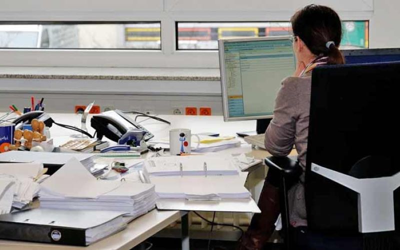 zaploslovanje-kader-delo-pisarna