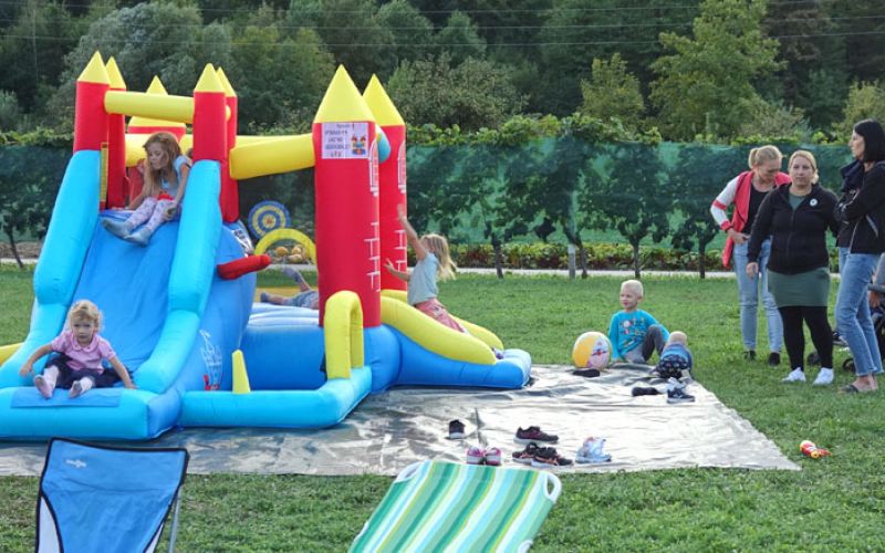 napihljiva-igrala–pozno-poletni