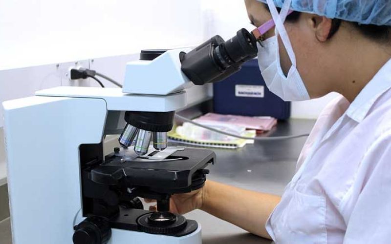 mikroskop-znanstvenik