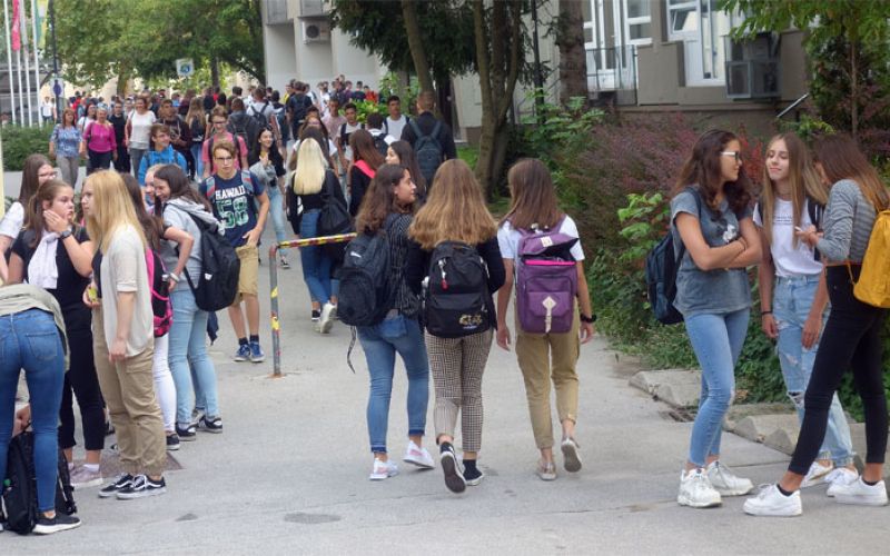 dijaki,-sola,-solsko-leto