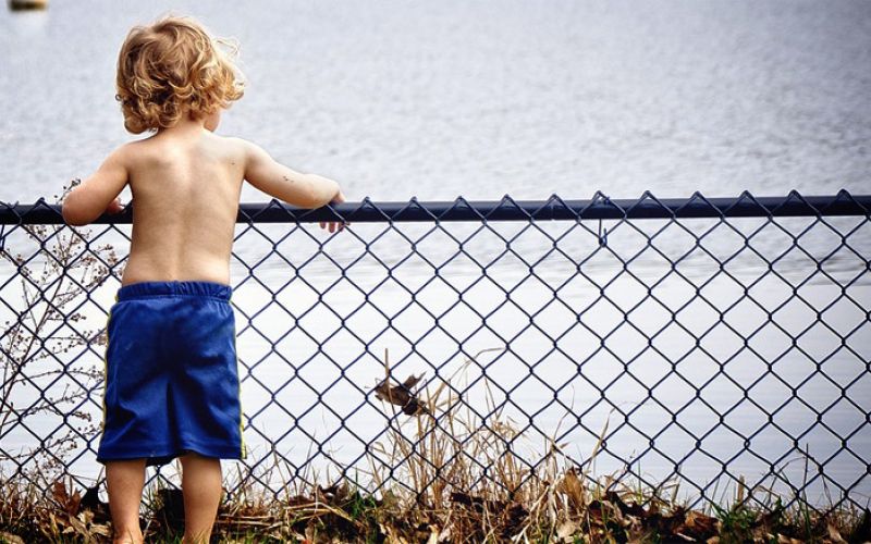 otrok, fantek, ograja, morje, jezero