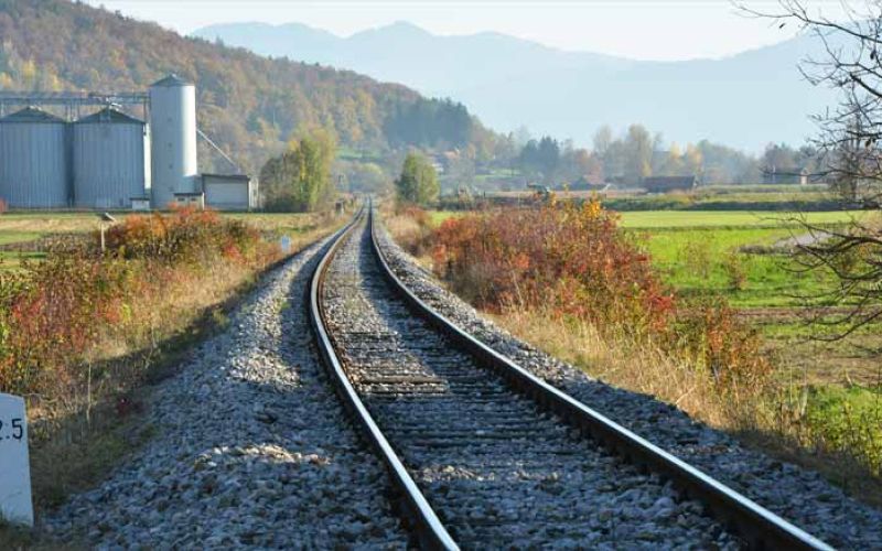 smartno-ob-paki-zeleznica-tiri