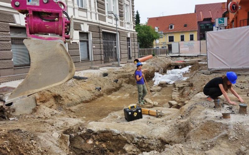 trg-sostanj-arheologi-gradbisce