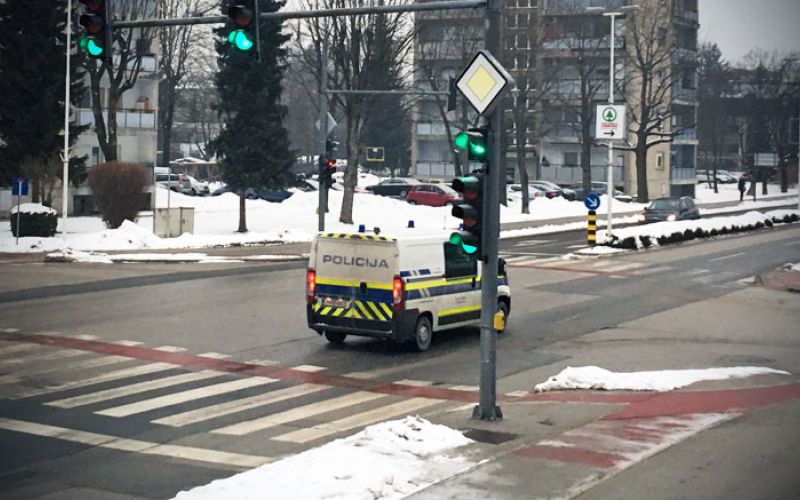 policija_marica_krizisce_semafor_promet