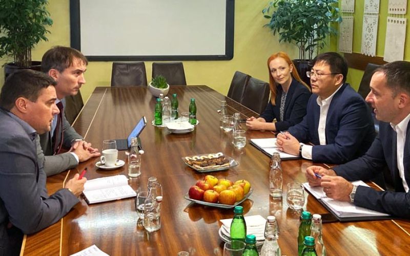 Vodstvo-občine-s-predstavniki-Hisense