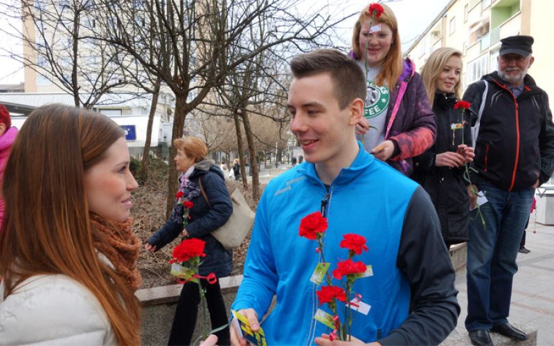 razvajanje v mestu, cvetje, dekle, fant, marec, zenske