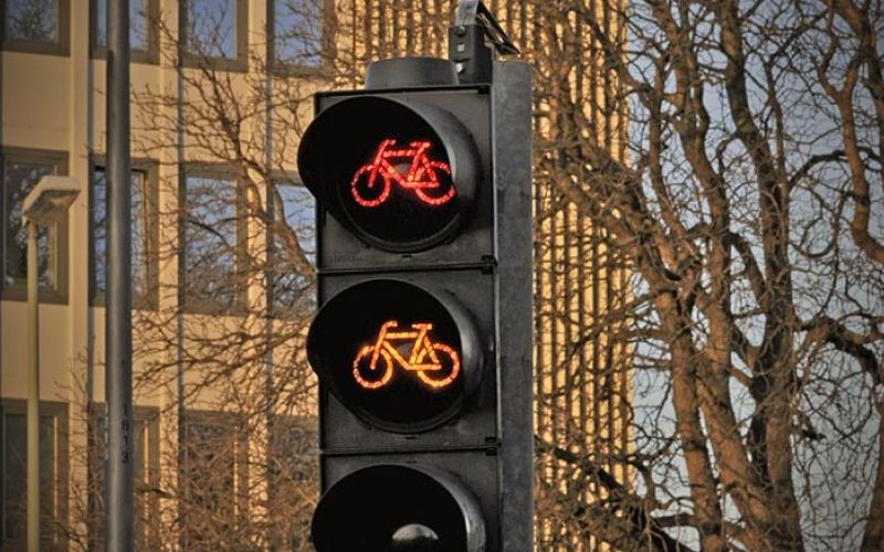 varnost-cesta-semafor