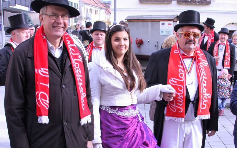 Mozirski podžupan Roman Čretnik pustna princesa Zala prva ter pustni župan Drago Poličnik so odli...