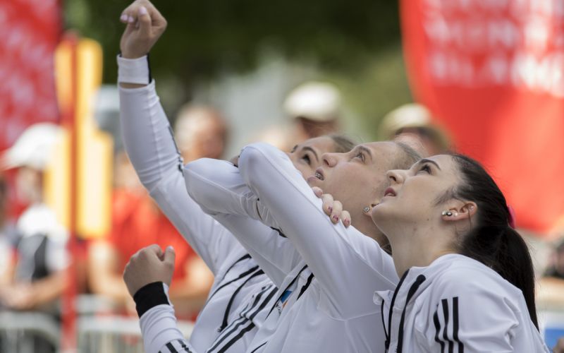 Janja Garnbret in Mia Krampl med ogledom smeri (foto Luka Fonda)