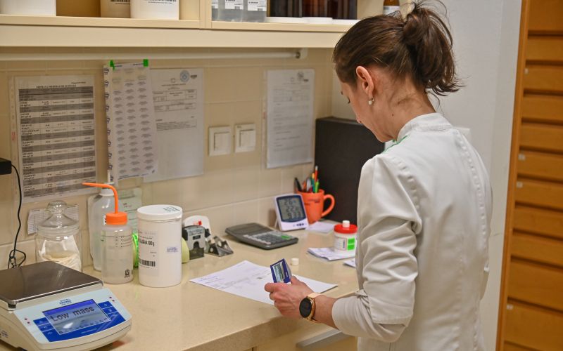 simbolična, pomurske-lekarne, lekarna, farmacija, tablete, priprava-krem, magistralna-receptura