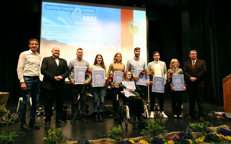 Športnik Šoštanja 2022_prejemniki priznanj z olimpionikom Iztokom Čopom, županom Borisom Goličnik...