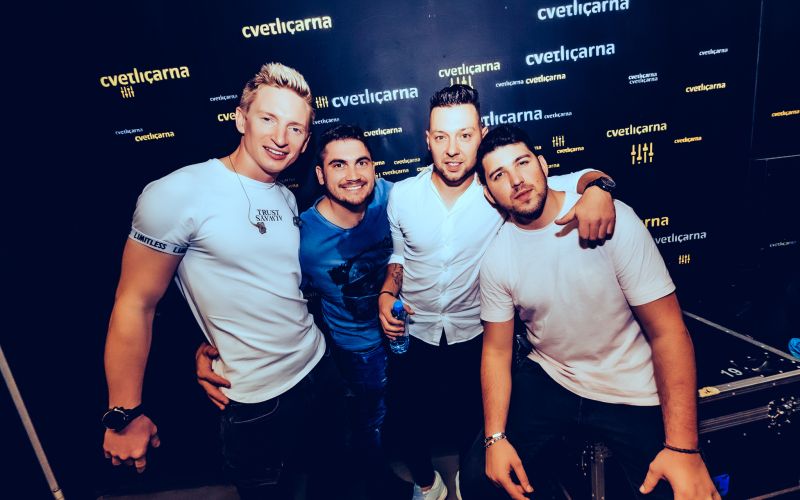 Člani skupine Zvita Feltna že dve desetletji nastopajo kot tesno povezana ekipa.