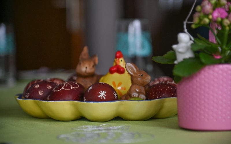 simbolična, velikonočni-zajtrk, hrana, jajca-vuzen-pirhi, šunka-hren