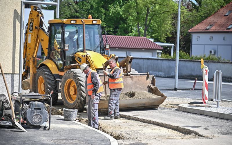asfaltiranje-ceste, slomškova-ulica, pomgrad, delavci, gradbeni-stroj