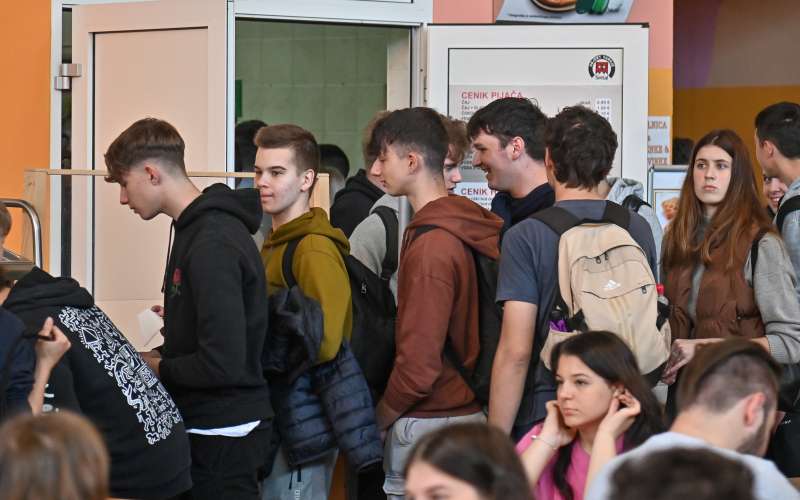 simbolična, sptš, mladi, dijaki, šola, menza,
