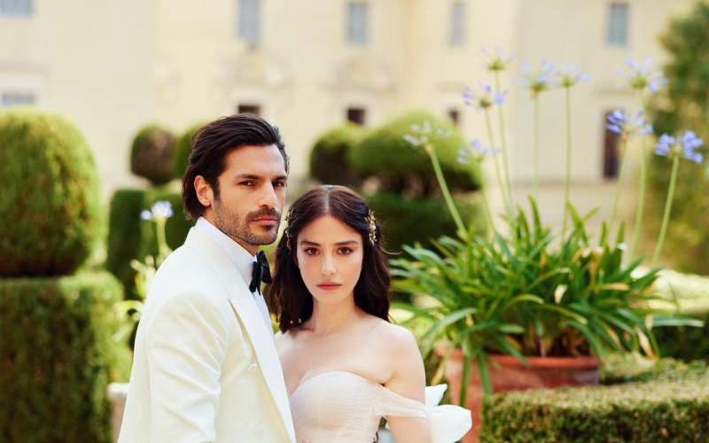 Özge Gürel in Serkan Cayoglu, Ko cvetijo češnje.jpg