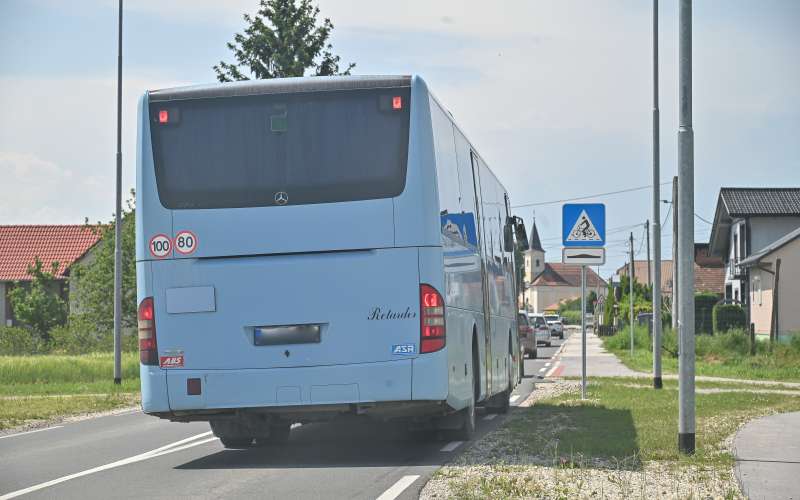 ležeči-policaj-dokležovje, hitrostna-ovira, avtobus