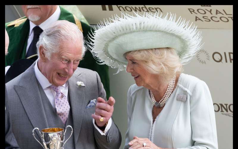 Tako kralj Karel kot njegova žena Camilla sta jasno pokazala svoje navdušenje nad konjskimi dirkami,