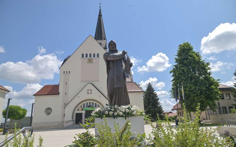 katoliška-cerkev-sv.-nikolaj, cerkev-svetega-nikolaja, blagoslov-spomenika, kip