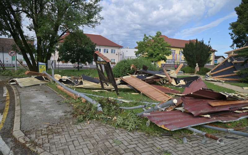 neurje, nevihta, odkrita-streha-na-šoli-cankova