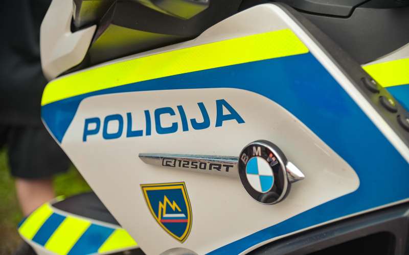 simbolična, policija, prometna-enota, policijska-enota-s-službenimi-psi