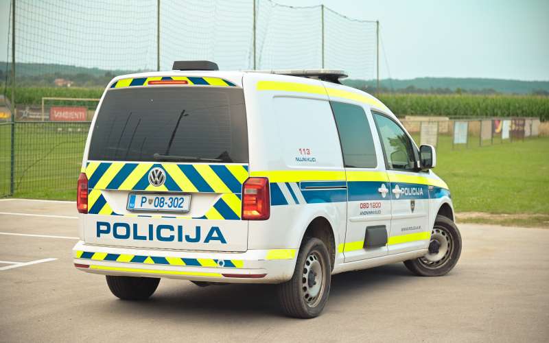 simbolična, policija, prometna-enota, policijska-enota-s-službenimi-psi