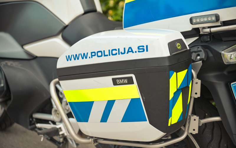 simbolična, policija, prometna-enota, policijska-enota-s-službenimi-psi