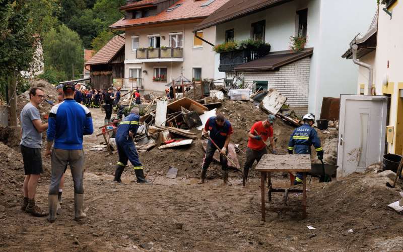 čiščenje po poplavah, črna na koroškem.jpg