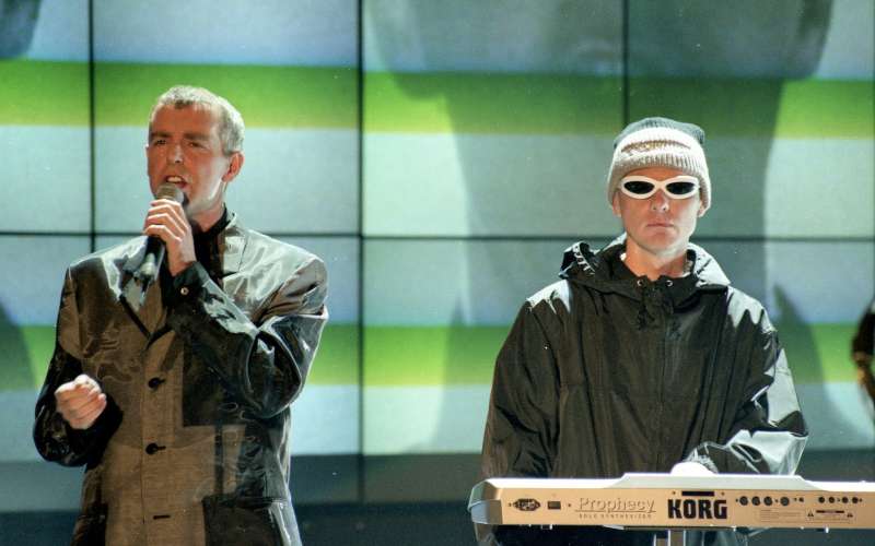 Neil Tennant in Chris Lowe na podelitvi Britov 1996. Njun image je prepoznaven že štiri desetletja.